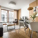Premium With Free Parking Near Muzeum Powstania Apartment Warschau